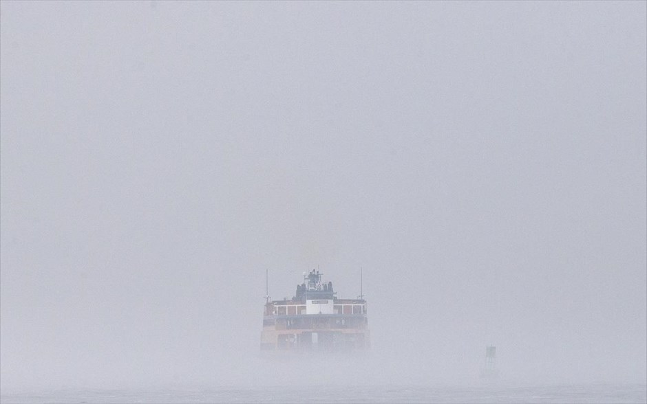 Κακοκαιρία - ΗΠΑ - 4. Το Staten Island Ferry μόλις που διακρίνεται στο λιμάνι της Ν. Υόρκης.