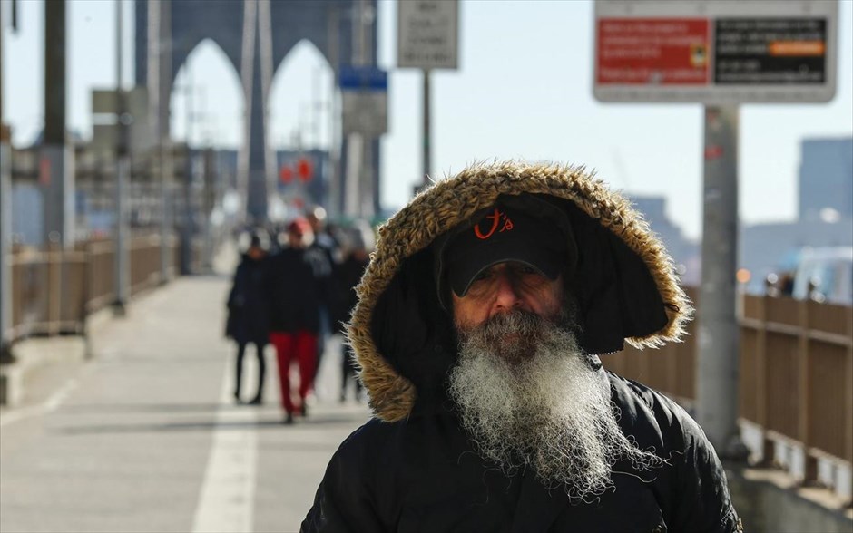 Κακοκαιρία  - ΗΠΑ. Άντρας διασχίζει την παγωμένη Γέφυρα του Μπρούκλιν.