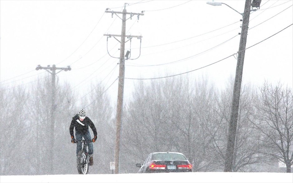 Κακοκαιρία - ΗΠΑ. Ποδηλάτης κόντρα στη χιονοθύελλα στην Μινεσότα.