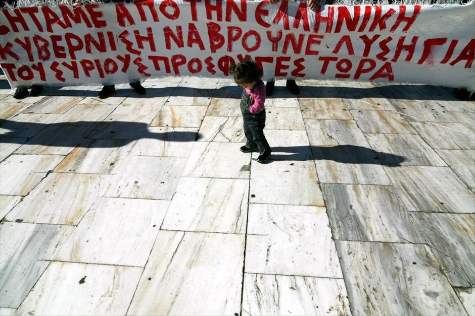 Παραμένουν στο Σύνταγμα οι Σύροι πρόσφυγες. Διαμαρτυρία στην πλατεία Συντάγματος πραγματοποιούν από το μεσημέρι της Τετάρτης Σύροι πρόσφυγες, οι οποίοι ζητούν να κινητοποιηθεί η κυβέρνηση για να τους δοθεί άσυλο και στέγη.