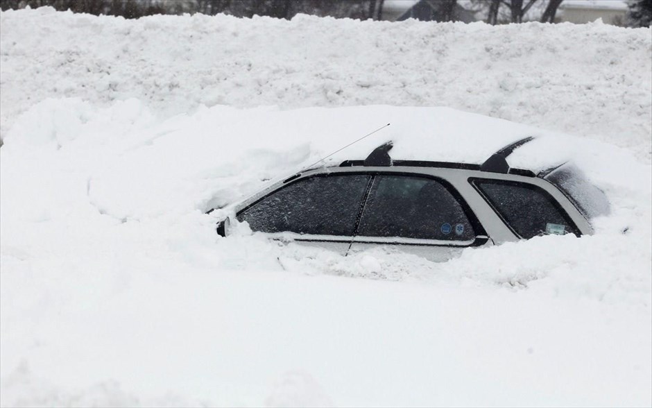 Κακοκαιρία  - ΗΠΑ. Όχημα σκεπασμένο από το χιόνι στην διαπολιτειακή λεωφόρο I-190 στην Νέα Υόρκη.