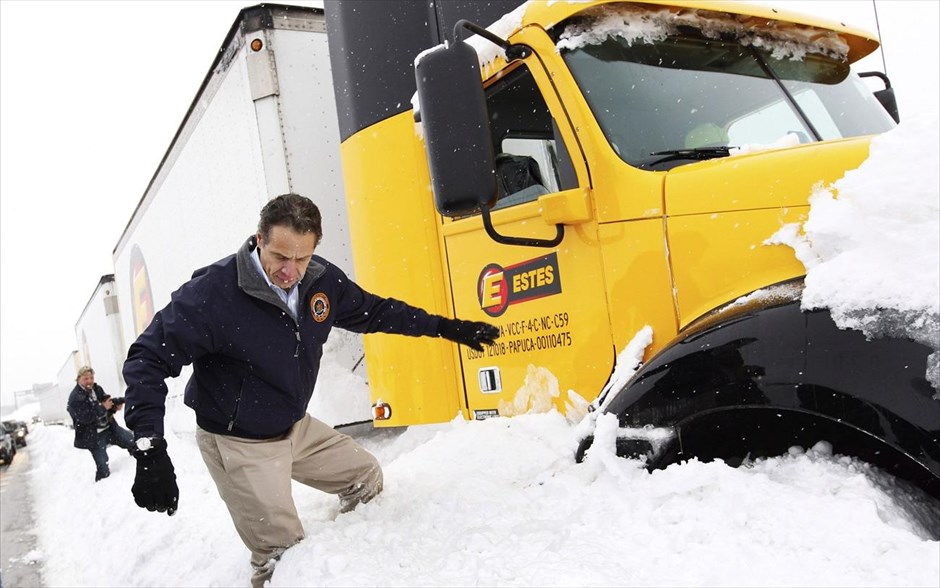 Κακοκαιρία  - ΗΠΑ. Ο κυβερνήτης της Νέας Υόρκης Άντριου Κουόμο επιθεωρεί ακινητοποιημένα φορτηγά στην λεωφόρο I-190.