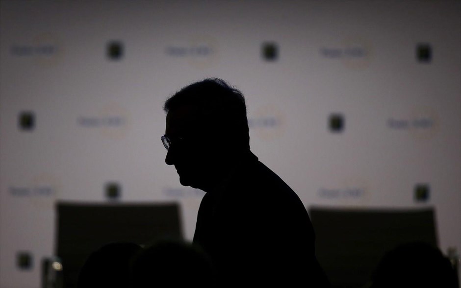 Ντράγκι: Θα κάνουμε ό, τι πρέπει για να αυξηθεί ο πληθωρισμός. Ο επικεφαλής της Ευρωπαϊκής Κεντρικής Τράπεζας, Μάριο Ντράγκι, διαβεβαίωσε ότι η κεντρική τράπεζα είναι έτοιμη να επεκτείνει τα προγράμματα αγοράς περιουσιακών στοιχείων, εάν ο πληθωρισμός δεν δείξει σημάδια ανάκαμψης και ταχείας επιστροφής κοντά στο στόχο του «κάτω, αλλά πλησίον του 2%». «Θα συνεχίσουμε να ανταποκρινόμαστε στις ευθύνες μας. Θα κάνουμε ό, τι πρέπει για να αυξηθεί ο πληθωρισμός και οι πληθωριστικές προσδοκίες όσο το δυνατόν γρηγορότερα, τηρώντας την εντολή της σταθερότητας των τιμών», δήλωσε χαρακτηριστικά ο Ντράγκι, μιλώντας σε τραπεζικό συνέδριο.