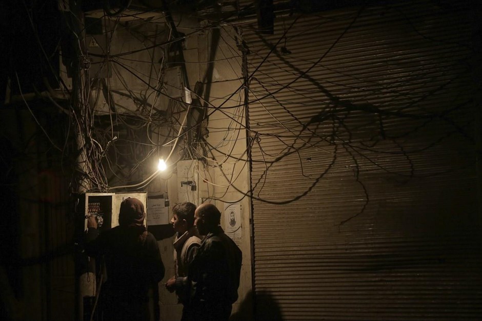 Ζωή στο σκοτάδι. Κάτοικοι του προαστίου&nbsp;Αλ Γκούτα&nbsp;της Δαμασκού χειρίζονται πίνακα που ελέγχει τη διανομή ηλεκτρικής ενέργειας μέσω γεννητριών. Σύμφωνα με τους ακτιβιστές, η ανατολική Αλ Γκούτα έχει αποκοπεί εδώ και δύο χρόνια από το βασικό δίκτυο ηλεκτροδότησης, με αποτέλεσμα οι κάτοικοι να εξαρτώνται από γεννήτριες και εναλλακτικές πηγές φωτός.