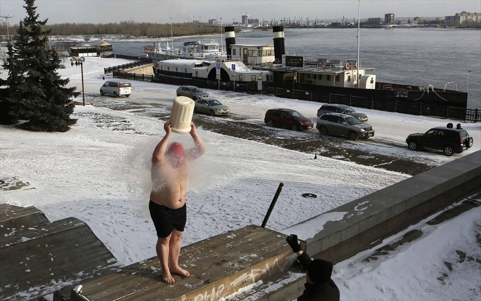 Σιβηρία: Ice Bucket Challenge στους -198 βαθμούς κελσίου. Ο μπλόγκερ Γεβγένι Παντελέικιν, ρίχνει πάνω του έναν κουβά με υγρό άζωτο, στις όχθες του ποταμού Γενισέι, στο Κρασνογιάρσκ της Σιβηρίας. Ο Παντελέικιν και άλλοι συμμετέχοντες έλαβαν μέρος σε μία εκδήλωση, παρόμοια με τη γνωστή πρόκληση του «Ice Bucket Challenge», ρίχνοντας πάνω τους υγρό άζωτο και υπομένοντας θερμοκρασίες που αγγίζουν περίπου στους -196 βαθμών κελσίου, με στόχο την προώθηση των φυσικών επιστημών σε παιδιά και εφήβους. Με το πείραμα αυτό θέλησαν να επιδείξουν το φαινόμενο Leidenfrost, το οποίο παρατηρείται όταν ένα υγρό έρθει σε επαφή με ένα σώμα που είναι εξαιρετικά θερμότερο από το σημείο ζέσης του υγρού. Τότε παράγεται ένα στρώμα ατμού το οποίο αποτρέπει το υγρό από το να βράσει ακαριαία.