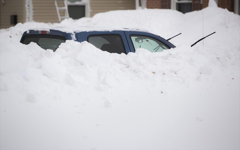 Κακοκαιρία - ΗΠΑ. Παγιδευμένο αυτοκίνητο στα χιόνια.