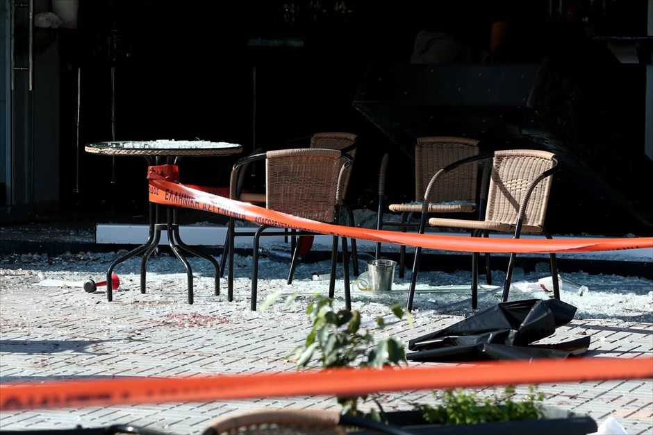 Μικρολίμανο: Ένοπλος άνοιξε πυρ σε νυχτερινό μαγαζί. Άγνωστος άνδρας άνοιξε πυρ τα ξημερώματα σε νυχτερινό μαγαζί στο Μικρολίμανο. Σύμφωνα με μαρτυρίες, ο δράστης βρισκόταν στο μαγαζί πριν το αιματηρό περιστατικό, στη συνέχεια έφυγε και επέστρεψε με ένα πυροβόλο όπλο, πιθανότατα καλάσνικοφ. Μπαίνοντας στο κατάστημα φέρεται να φώναξε «όλοι εδώ απόψε θα πεθάνετε» και άρχισε να πυροβολεί αδιακρίτως εναντίον θαμώνων και υπαλλήλων. Στο κατάστημα επικράτησε πανικός, ενώ ο ένοπλος φέρεται να επιβάστηκε σε ταξί και να διέφυγε. Από την επίθεση τραυματίστηκαν δεκαπέντε άτομα, εκ των οποίων τα τρία νοσηλεύονται σε σοβαρή κατάσταση.