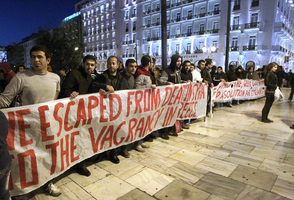 Στο Σύνταγμα παραμένουν οι Σύροι πρόσφυγες. Σύροι πρόσφυγες πραγματοποιούν σιωπηλή διαμαρτυρία στην πλατεία Συντάγματος για μια ακόμα ημέρα, ζητώντας να κινητοποιηθεί η κυβέρνηση για να τους δοθεί άσυλο και στέγη.