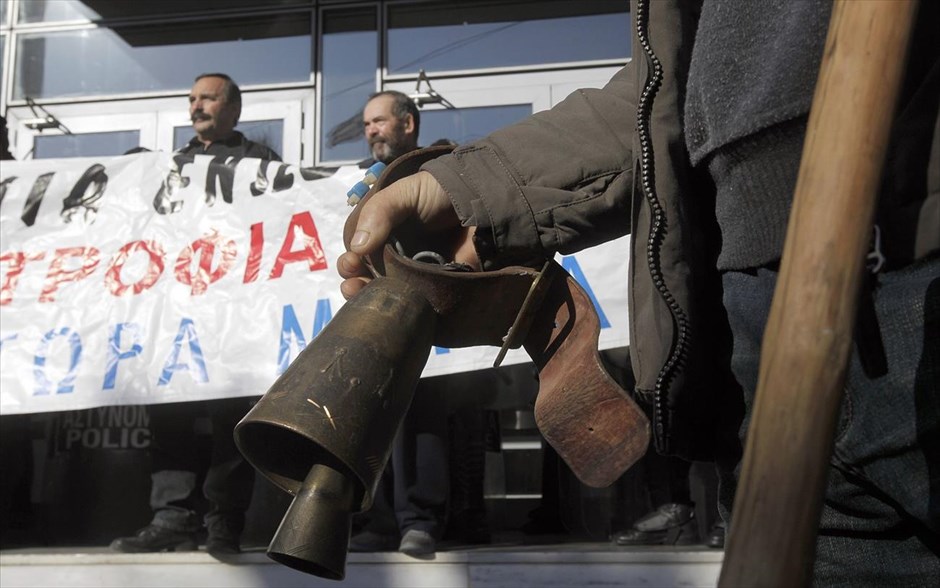 Διαμαρτυρία κτηνοτρόφων στο κέντρο της Αθήνας. Στην Αθήνα διαδηλώνουν σήμερα κτηνοτρόφοι από πολλές περιοχές της χώρας. Αυτήν την ώρα βρίσκονται έξω από το κτήριο του Οργανισμού Πληρωμών και Ελέγχου Κοινοτικών Ενισχύσεων Προσανατολισμού και Εγγυήσεων (ΟΠΕΚΕΠΕ) και στη συνέχεια θα κάνουν πορεία προς το υπουργείο Αγροτικής Ανάπτυξης, στην Πλατεία Βάθη. Εκπρόσωποί τους θα θα συναντηθούν με τον υπουργό Γιώργο Καρασμάνη, στον οποίοο θα θέσουν ζητήματα του κλάδου τους, όπως η εξισωτική αποζημίωση, ο καταρροϊκός πυρετός, οι βοσκότοποι, &nbsp;η νέα ΚΑΠ, το πρόγραμμα της βιολογικής κτηνοτροφίας&nbsp;αλλά και οι άδειες ίδρυσης και λειτουργίας κτηνοτροφικών εγκαταστάσεων.