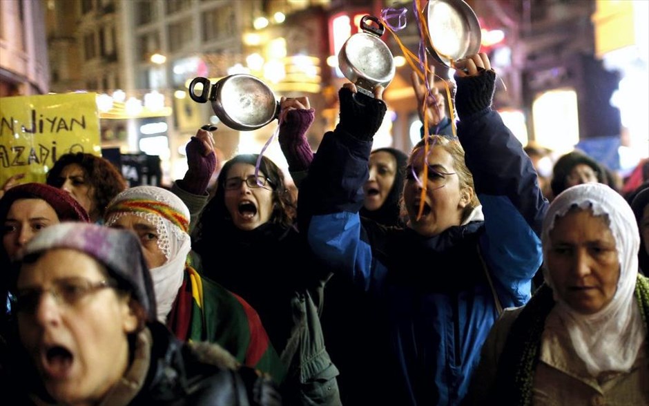 Βία εναντίον γυναικών. Γυναίκες στην Κωνσταντινούπολη διαδηλώνουν υπέρ των Δικαιωμάτων των Γυναικών. Σύμφωνα με τα αποτελέσματα που δημοσιεύτηκαν από ΜΚΟ τουλάχιστον 200 γυναίκες δολοφονήθηκαν και 80 βιάστηκαν στην Τουρκία, μέχρι τον Οκτώβρη του 2014.