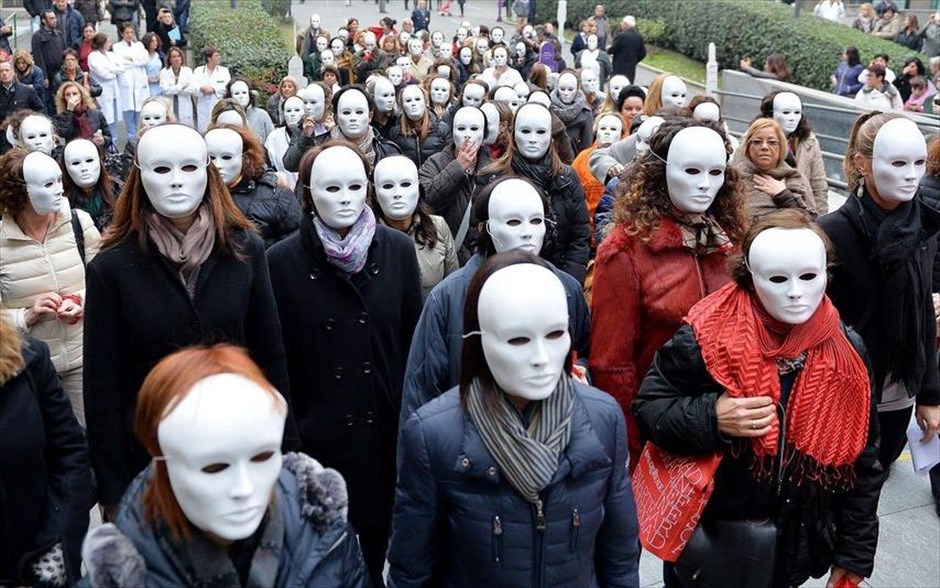 Βία εναντίον γυναικών. Φορώντας λευκές μάσκες διαδήλωσαν γυναίκες στο Τουρίνο, της Ιταλίας.