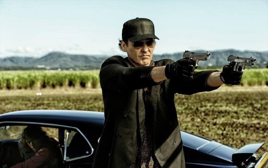  «Drive hard». «Drive hard»: Ένας πρώην οδηγός αγωνιστικών αυτοκινήτων απάγεται από έναν μυστηριώδη κλέφτη και αναγκάζεται να γίνει οδηγός σε ένα έγκλημα, που τους βάζει στο μάτι της αστυνομίας, αλλά και της μαφίας.