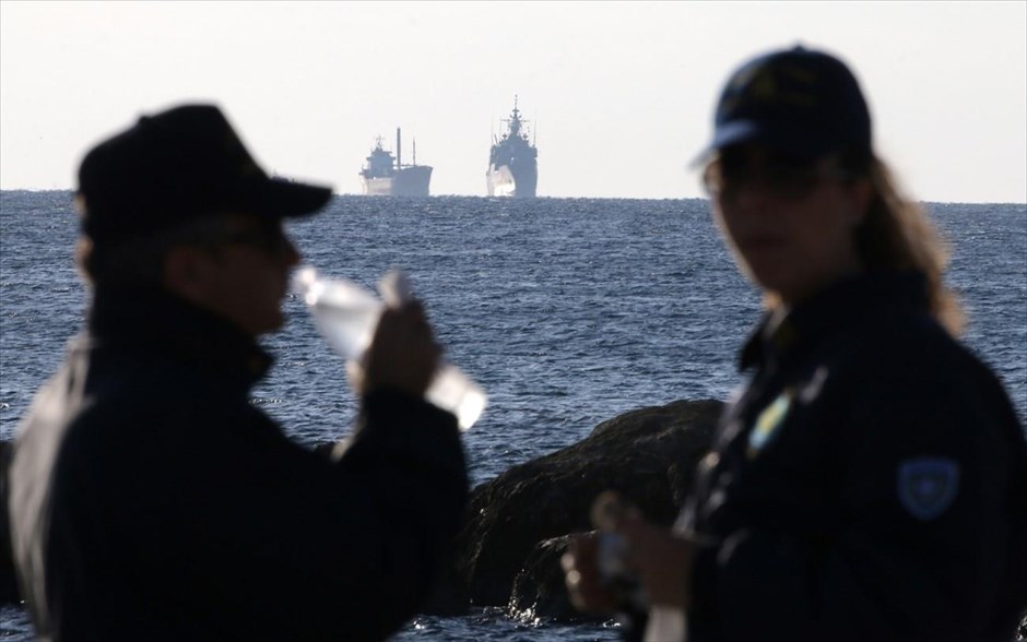Κρήτη: Το φορτηγό πλοίο «Baris» ρυμουλκείται από τη φρεγάτα «Ύδρα». Λιμενικοί παρατηρούν από τη στεριά το φορτηγό πλοίο «Baris» με σημαία Κιριμπάτι να ρυμουλκείται προς την Ιεράπετρα.