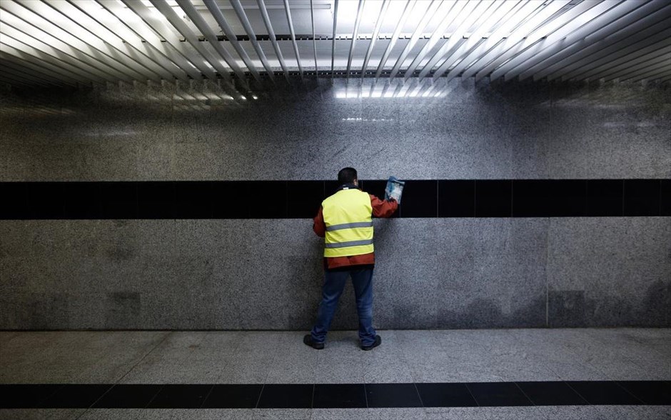 Συμμετοχή των σιδηροδρομικών στην 24ωρη γενική απεργία . Στιγμιότυπο από τον σιδηροδρομικό σταθμό της Θεσσαλονίκης, κατά τη διάρκεια της εικοσιτετράωρης γενικής απεργίας που πραγματοποιούν ΓΣΕΕ και ΑΔΕΔΥ, αντιδρώντας στην οικονομική πολιτική της κυβέρνησης και στις προβλέψεις του νέου προϋπολογισμού. Λόγω της συμμετοχής των σιδηροδρομικών στην 24ωρη γενική απεργία η ΤΡΑΙΝΟΣΕ  ανακοίνωσε πως αναστέλλονται τα δρομολόγια των τρένων και του Προαστιακού Σιδηρόδρομου.