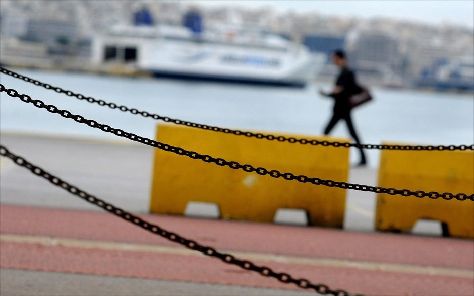 Απεργία ΠΝΟ - Λιμάνι Πειραιά. Δεμένα παραμένουν τα πλοία στα λιμάνια, λόγω της συμμετοχής της Πανελλήνιας Ναυτικής Ομοσπονδίας, στην 24ωρη απεργία. Η απεργία των ναυτικών θα είναι σε όλες τις κατηγορίες πλοίων.