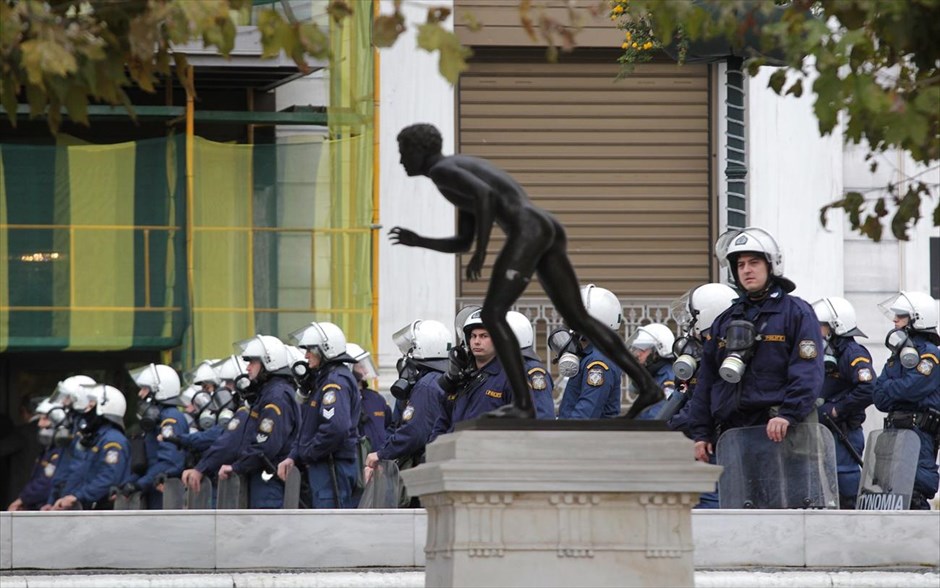 Απεργία ΓΣΕΕ - ΑΔΕΔΥ - Αστυνομία. Αστυνομικοί στην πλατεία Συντάγματος.