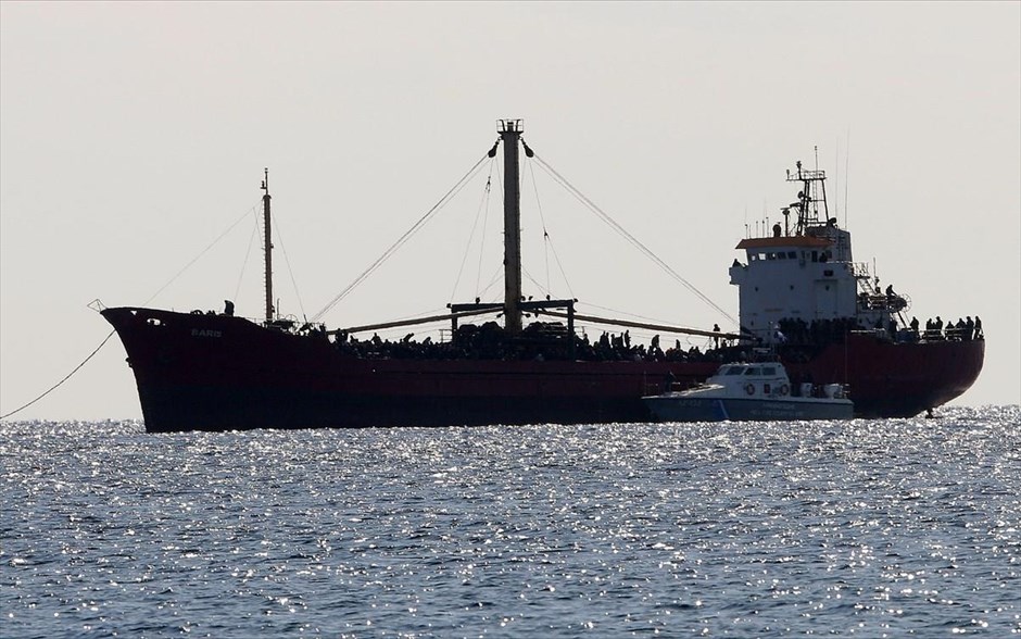 Στην Ιεράπετρα το πλοίο με τους 700 μετανάστες . Σκάφος του Λιμενικού έχει προσεγγίσει το φορτηγό πλοίο.