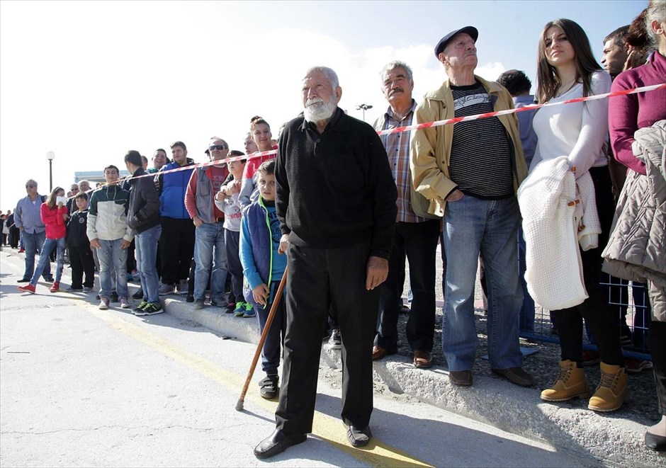 Στην Ιεράπετρα το πλοίο με τους 700 μετανάστες . Κόσμος έχει συγκεντρωθεί στο λιμάνι της Ιεράπετρας όπου αποβιβάστηκαν οι μετανάστες.