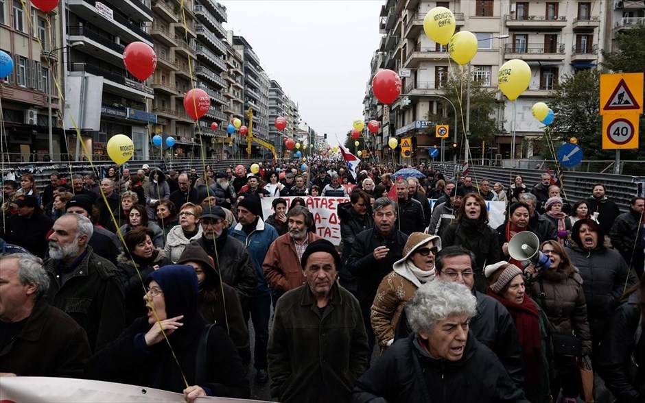 Απεργιακή συγκέντρωση και πορεία στη Θεσσαλονίκη. Πορεία στους δρόμους της Θεσσαλονίκης κατα την διάρκεια 24ωρης πανελλαδικής γενικής απεργίας της ΓΣΕΕ-ΑΔΕΔΥ, ενάντια στην οικονομική πολιτική της κυβέρνησης και στις προβλέψεις του νέου προϋπολογισμού.