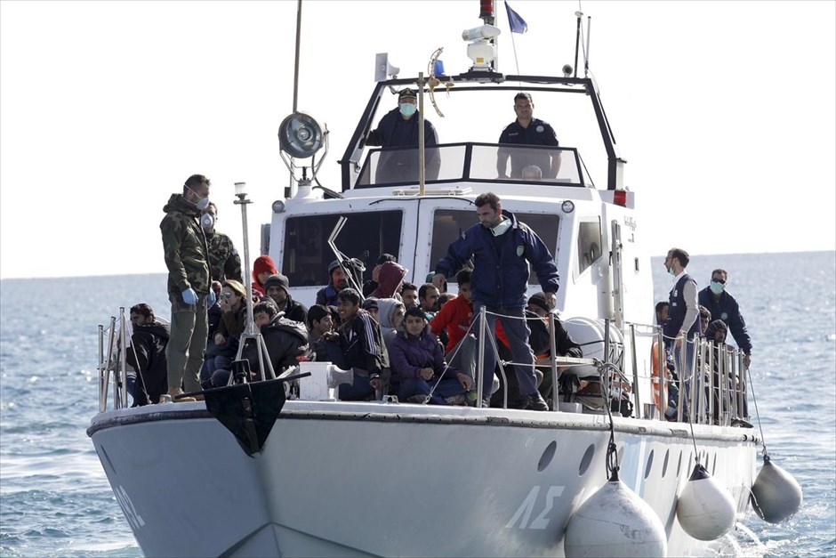 Στην Ιεράπετρα το πλοίο με τους 700 μετανάστες . Μετανάστες μεταφέρονται στο λιμάνι της Ιεράπετρας με σκάφος του Λιμενικού.