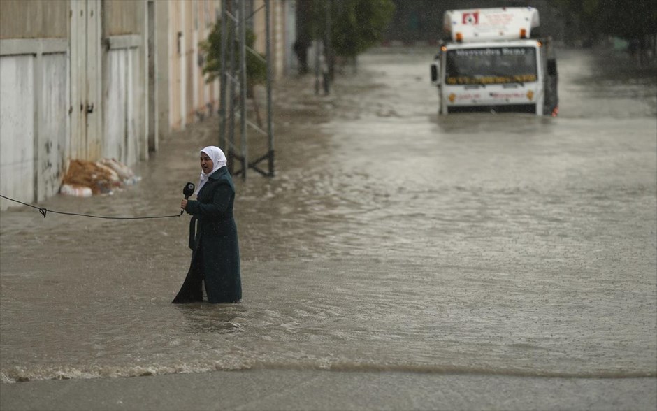 Ρεπορτάζ σε πλημμυρισμένη περιοχή στη Γάζα. Παλαιστίνια δημοσιογράφος μιλάει στην κάμερα ενώ στέκεται σε ένα πλημμυρισμένο δρόμο, κατά τη διάρκεια έντονων βροχοπτώσεων στην πόλη της Γάζας. Αρχές της πολιτικής προστασίας ζήτησαν από τους κατοίκους περιοχής ανατολικά της Πόλης της Γάζας να εγκαταλείψουν τα σπίτια τους, λόγω πλημμυρών από υπερχείλιση των υδάτων σε κοντινή λίμνη.
