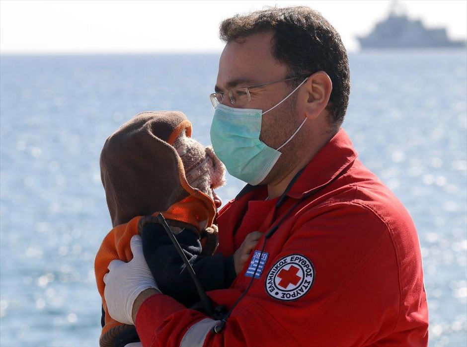 Στην Ιεράπετρα οι 700 παράτυποι μετανάστες που επέβαιναν στο πλοίο «Baris». Γιατρός μεταφέρει ένα παιδάκι παράτυπων μεταναστών που επέβαινε στο φορτηγό πλοίο Baris με σημαία Κιριμπάτι, στο λιμάνι της Ιεράπετρας, στην Κρήτη. Στην Ιεράπετρα έφτασαν οι 700 παράτυποι μετανάστες που επέβαιναν στο&nbsp;πλοίο «Baris» με σημαία Κιριμπάτι, το οποίο εντοπίστηκε την Τρίτη να πλέει&nbsp;ακυβέρνητο, λόγω μηχανικής βλάβης, 30 ναυτικά μίλια νοτιοανατολικά της Κρήτης. Οι μετανάστες αναμένεται να μεταφερθούν στο κλειστό Γυμναστήριο «Μάρκος Φωνιαδάκης», όπου θα φιλοξενηθούν προσωρινά. Μεταξύ των μεταναστών είναι περίπου 100 παιδιά, τα οποία πρόκειται να εμβολιαστούν για πολιομυελίτιδα.