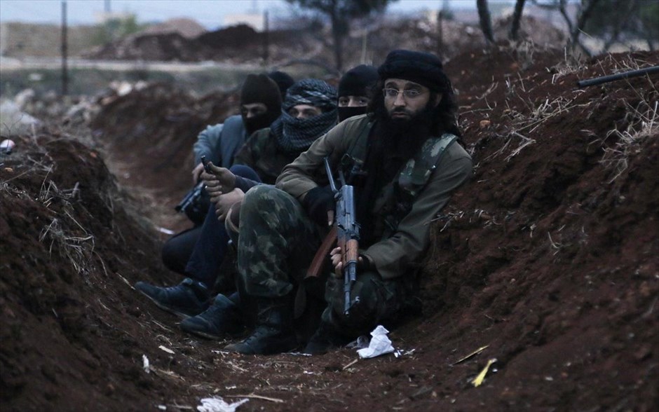 Συρία: Υπό τον έλεγχο του Μετώπου Αλ Νούσρα της Αλ Κάιντα χωριο βόρεια από το Χαλέπι. Μέλη του Μετώπου Αλ Νούσρα της Αλ Κάιντα, κάθονται οπλισμένοι σε ένα χαντάκι, κοντά στο χωριό αλ-Ζάχρα, βόρεια από το Χαλέπι. Τα μέλη του Μετώπου Αλ Νούσρα και άλλοι σουνίτες ισλαμιστές κατέλαβαν περιοχή νότια του σιιτικού μουσουλμανικού χωριού στη βόρεια Συρία την Κυριακή μετά από συγκρούσεις με φιλοκυβερνητικούς μαχητές, σύμφωνα με μαρτυρίες από ακτιβιστές της αντιπολίτευσης. Οι αντάρτες προχώρησαν κατά τη διάρκεια της νύχτας στην αλ-Ζάχρα, βόρεια από το Χαλέπι, καταλαμβάνοντας την περιοχή προς το νότο και επιχειρώντας να επεκταθούν προς τα ανατολικά, σε μία προσπάθεια κερδίσουν τον έλεγχο του χωριού, σύμφωνα με το Συριακό Παρατηρητήριο για τα Ανθρώπινα Δικαιώματα.