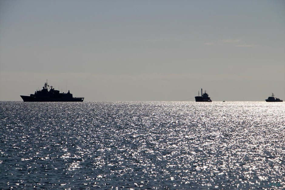Στην Ιεράπετρα το πλοίο με τους 700 μετανάστες . Η φρεγάτα «Ύδρα» ρυμουλκεί το «Baris».