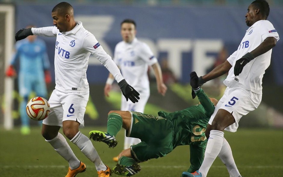 Ντιναμό - Παναθηναϊκός. O Βανκέρ στην κατοχή της μπάλας ενώ μαρκάρει ο Πέτριτς.