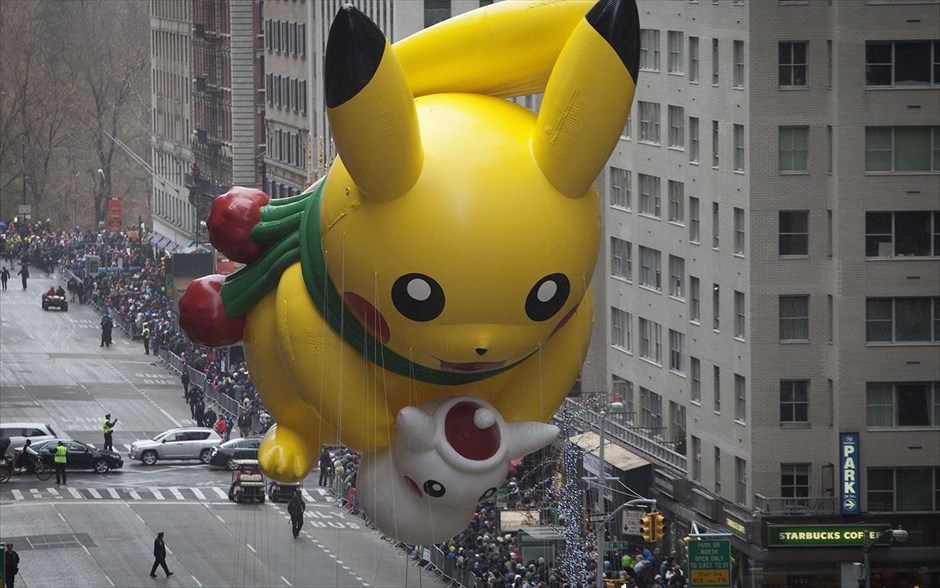 Παρέλαση - Ημέρα Ευχαριστιών. Ο Pikachu επιθεωρεί την πόλη.