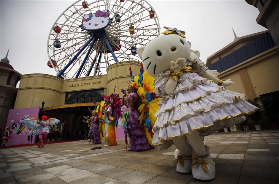 Θεματικό πάρκο Hello Kitty στην Κίνα. Χορευτές κατά τη διάρκεια της τελετής εγκαινίων του θεματικού πάρκου Hello Kitty στο Άντζι, στην επαρχία Ζετζιάνγκ. Με μια επένδυση ύψους 325.000.000 δολαρίων, το θεματικό πάρκο Hello Kitty αποτελεί το πρώτο πάρκο αναψυχής τέτοιου μεγέθους στην Κίνα και έχει προγραμματιστεί να ανοίξει τις πύλες του για το κοινό την ημέρα της Πρωτοχρονιάς. Σύμφωνα με τα κρατικά μέσα ενημέρωσης, σχεδόν 60 θεματικά πάρκα κατασκευάζονται αυτή την περίοδο σε ολόκληρη την Κίνα.