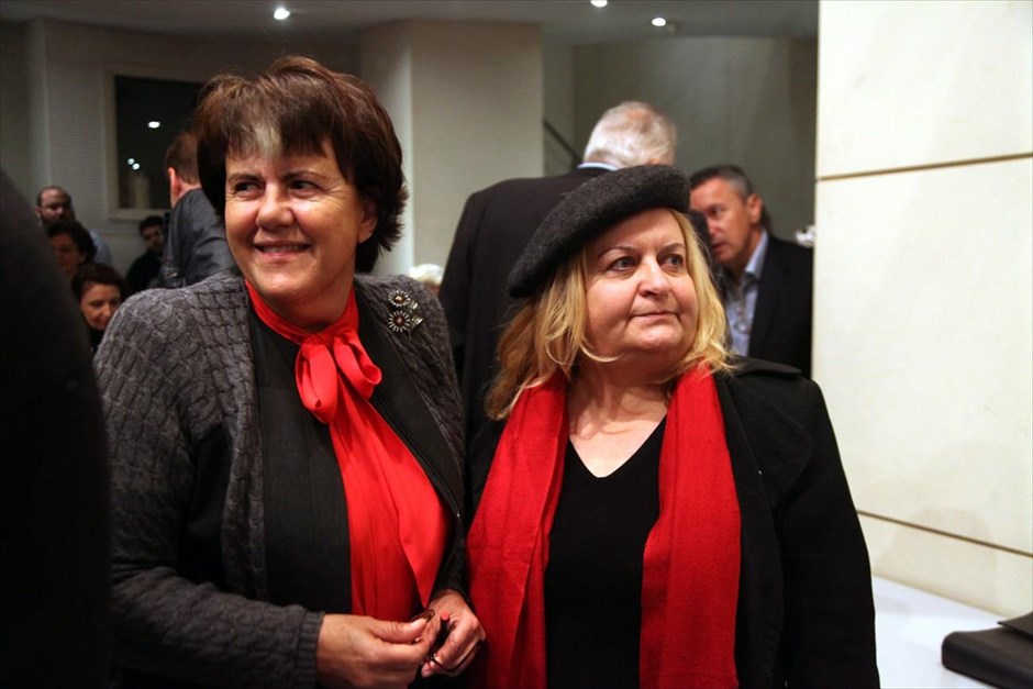 Ανακοινώσεις για τις ανασκαφικές εργασίες στην Αμφίπολη. «Μένει η μελέτη και δουλειά από δω και πέρα, για να εξηγήσουμε τι εντόπισε η αρχαιολογική σκαπάνη» ανέφερε η προϊσταμένη της Εφορείας Αρχαιοτήτων Σερρών, Κατερίνα Περιστέρη (στη φωτογραφία με την Άννα Παναγιωταρέα), η οποία τόνισε: «Ας χαρούμε το μνημείο. Υπομονή για τις απαντήσεις», κατά τη διάρκεια των&nbsp;επιστημονικών ανακοινώσεων για τις ανασκαφικές εργασίες στον Τύμβο Καστά&nbsp;στην Αμφίπολη, σήμερα στο αμφιθέατρο&nbsp;του υπουργείου Πολιτισμού.Το νέο στοιχείο που παρουσιάστηκε σήμερα είναι πως ενώ στον κυρίως θάλαμο δεν βρέθηκαν καθόλου κτερίσματα, στους άλλους χώρους ήρθαν στο φως ευρήματα, όπως νομίσματα του 2ου αιώνα και αγγεία, τα οποία περνούν από τις διαδικασίες καθαρισμού και συντήρησης και θα παρουσιαστούν. Επίσης, υπάρχει αρκετό υλικό κεραμικής που θα μελετηθεί, σύμφωνα με δήλωση της κας Περιστέρη.