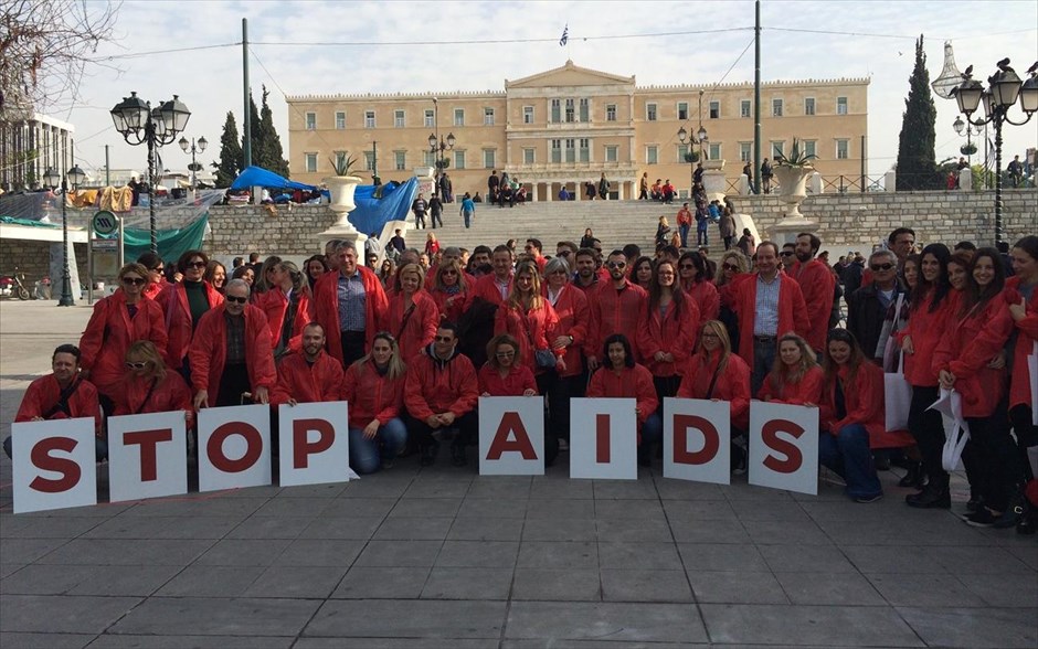 Παγκόσμια Ημέρα κατά του AIDS. Στιγμιότυπο από την εκδήλωση με αφορμή την Παγκόσμια Ημέρα για την καταπολέμησή του AIDS που διοργάνωσε στο Σύνταγμα η Ελληνική Εταιρεία Μελέτης και Αντιμετώπισης του ιού, μαζί με εθελοντές. Όπως δήλωσε στο naftemporiki.gr ο πρόεδρος της Εταιρείας Μάριος Λαζανάς, περίπου 700 άτομα κάθε χρόνο μολύνονται από τον ιό του AIDS.&nbsp; Σημείωσε μεν πως υπάρχει μια κάμψη των ποσοστών των ασθενών που έχουν μολυνθεί, επισήμανε όμως πως αυτή η μείωση αφορά κυρίως τους χρήστες ενδοφλέβιων ναρκωτικών ουσιών, ενώ οι άλλες κατηγορίες είναι σταθερές όσον αφορά το ποσοστό μόλυνσης.
