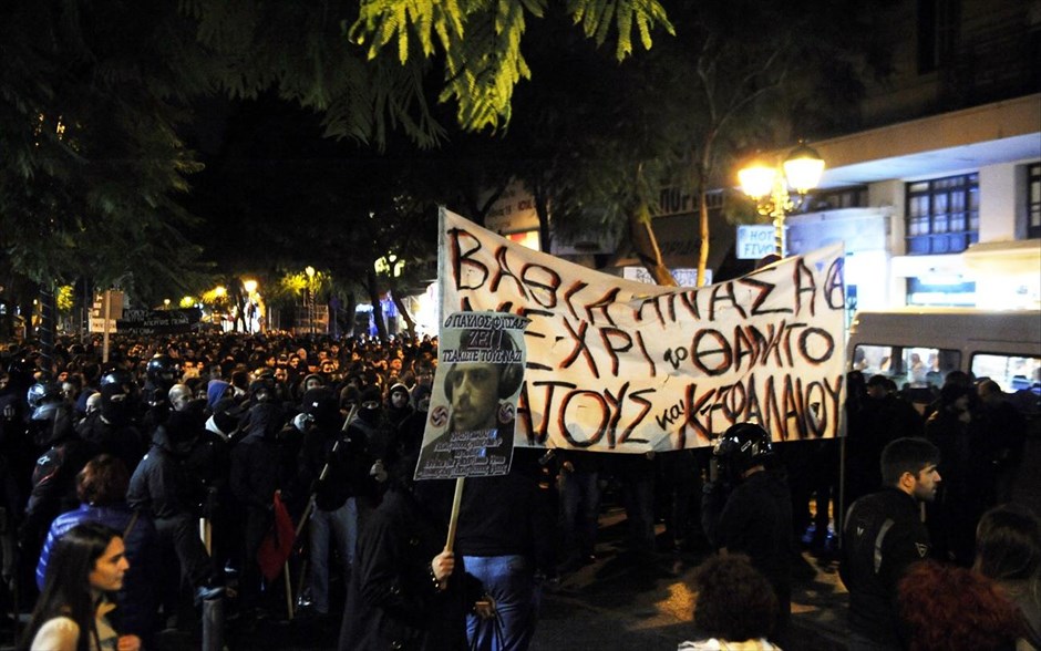 Συγκέντρωση αλληλεγγύης στον Νίκο Ρωμανό. Στιγμιότυπο από τη συγκέντρωση αλληλεγγύης για τον Νίκο Ρωμανό στο Μοναστηράκι. Ακολούθησε πορεία, η οποία ξεκίνησε από το Μοναστηράκι με τη συμμετοχή 4.000 ατόμων. Μέσω της οδού Σταδίου κατευθύνθηκε στην πλατεία Συντάγματος και στη συνέχεια στα Προπύλαια και τα Εξάρχεια όπου και σημειώθηκαν εστίες έντασης, ενώ ομάδες νεαρών αναποδογύρισαν δύο οχήματα.