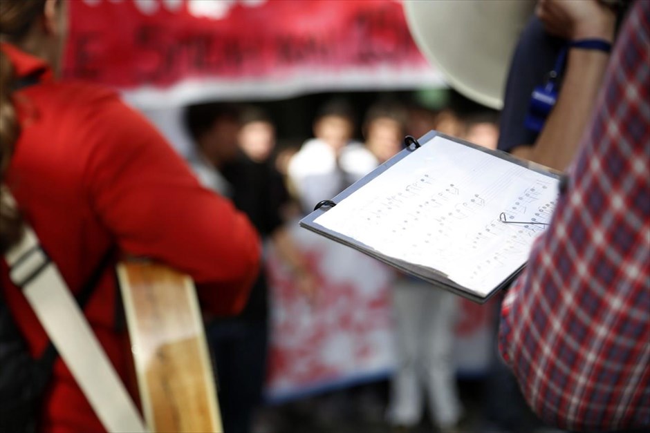 Μαθητική πορεία στο κέντρο της Αθήνας. Ένας διαδηλωτής κρατά μία παρτιτούρα, κατά τη διάρκεια μαθητικής κινητοποίησης στο κέντρο της Αθήνας. Οι μαθητές αντιδρούν στο «Νέο Λύκειο» και την «τράπεζα θεμάτων».