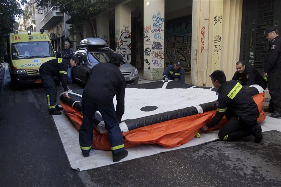 Απόπειρα αυτοκτονίας στο κέντρο της Αθήνας. Πυροσβέστες μαζεύουν το ειδικό «σεντόνι» πάνω στο οποίο έπεσε 45χρονος παρ