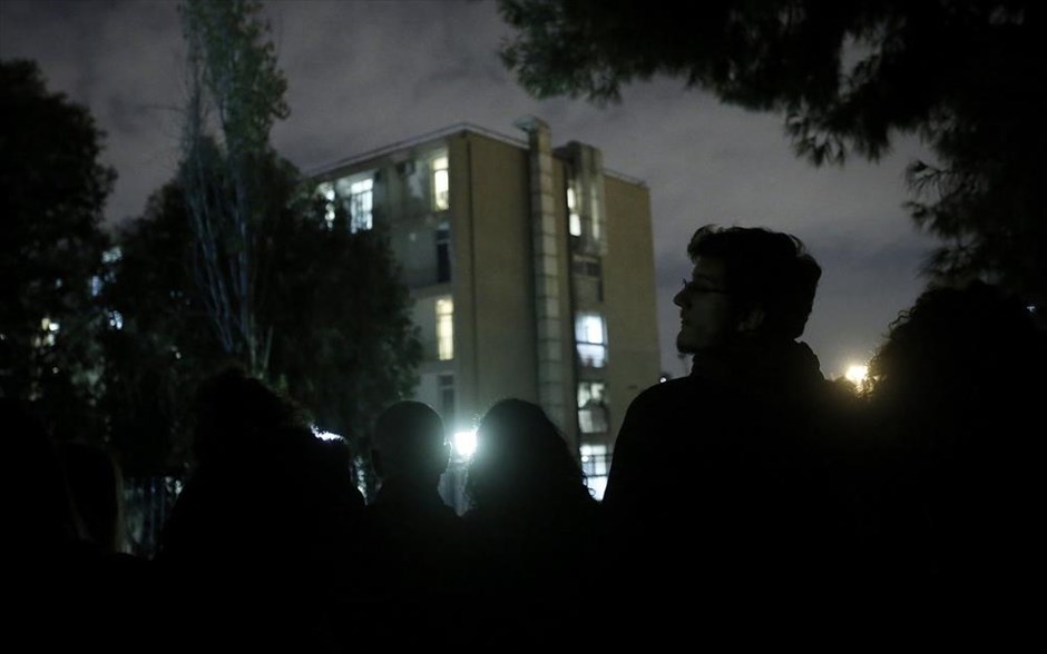 Συγκέντρωση αλληλεγγύης στον Νίκο Ρωμανό. Διαδηλωτές πραγματοποιούν συγκέντρωση αλληλεγγύης σε ένδειξη συμπαράστασης στον απεργό πείνας Νίκο Ρωμανό, έξω από το Γενικό Νοσοκομείο «Γ. Γεννηματάς». Ο Νίκος Ρωμανός, ο οποίος κατηγορείται για τη συμμετοχή του στη ληστεία στο Βελβεντό Κοζάνης, πραγματοποιεί απεργία πείνας για 26η μέρα, διεκδικώντας το δικαίωμα να λαμβάνει άδειες, προκειμένου να παρακολουθεί το πρόγραμμα πανεπιστημιακής σχολής στην Αθήνα, στην οποία έχει περάσει έπειτα από πανελλήνιες εξετάσεις την περασμένη άνοιξη.