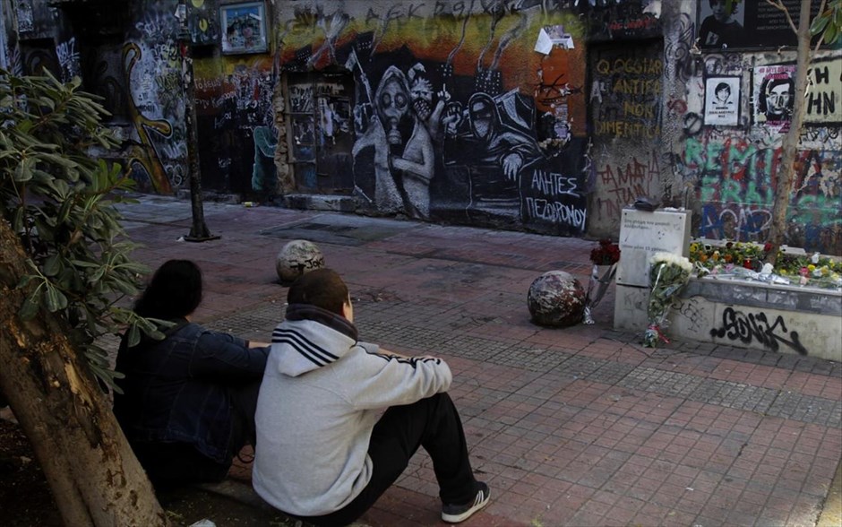 Συγκεντρώσεις και πορείες μνήμης για τον Αλ. Γρηγορόπουλο #1. Δύο νέοι κάθονται στο σημείο όπου δολοφονήθηκε πριν από έξι χρόνια ο Αλέξης Γρηγορόπουλος από αστυνομικό στα Εξάρχεια.