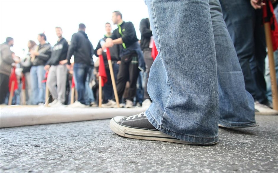Συγκεντρώσεις και πορείες μνήμης για τον Αλ. Γρηγορόπουλο #2. Συγκέντρωση μαθητών στα Προπύλαια για την έκτη επέτειο του θανάτου του Αλέξη Γρηγορόπουλου.