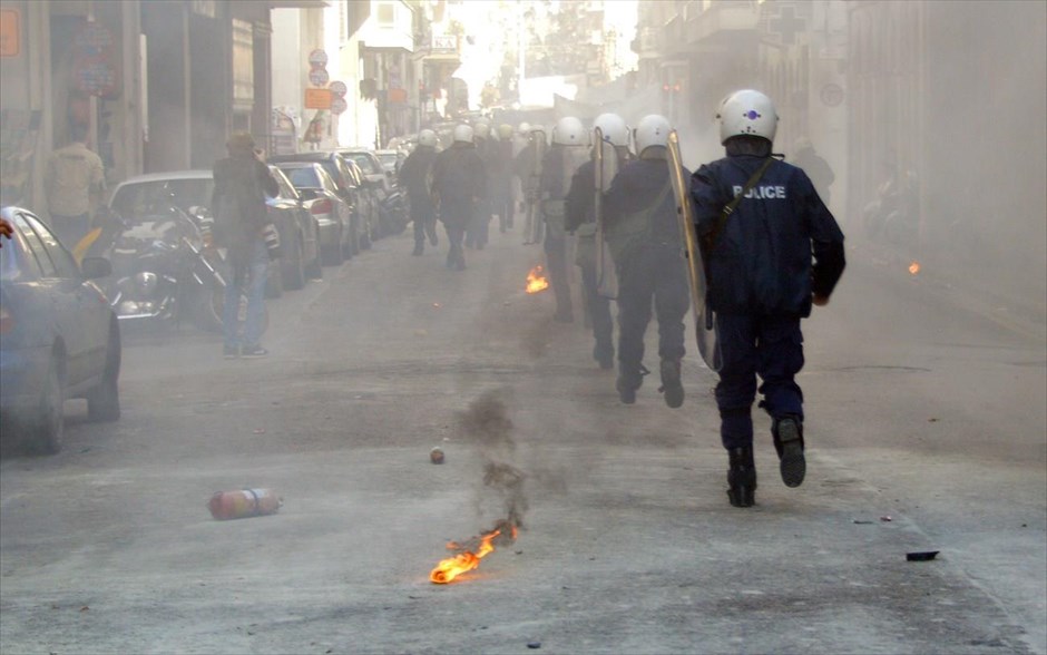 Συγκεντρώσεις και πορείες μνήμης για τον Αλ. Γρηγορόπουλο #6. Επεισόδια και συλλήψεις προκλήθηκαν κατά τη διάρκεια των εκδηλώσεων μνήμης για τη δολοφονία του Αλέξανδρου Γρηγορόπουλου στους δρόμους της Πάτρας.