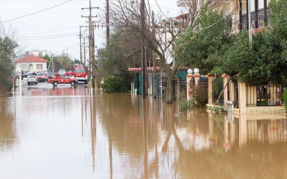 Θεσσαλονίκη: Πλημμύρες στη Χαλκηδόνα . Προβλήματα σε περιοχές γύρω από τη Θεσσαλονίκη&nbsp;προκάλεσε η παρατεταμένη βροχόπτωση των τελευταίων ωρών. Η νεροποντή προκάλεσε προβλήματα σε περιοχές της Χαλκηδόνας, δυτικά της Θεσσαλονίκης, όπου, σύμφωνα με τις δημοτικές Αρχές, πλημμύρισαν σπίτια και αυλές, ενώ προβλήματα δημιουργήθηκαν και σε σημεία του οδικού δικτύου της περιοχής.
