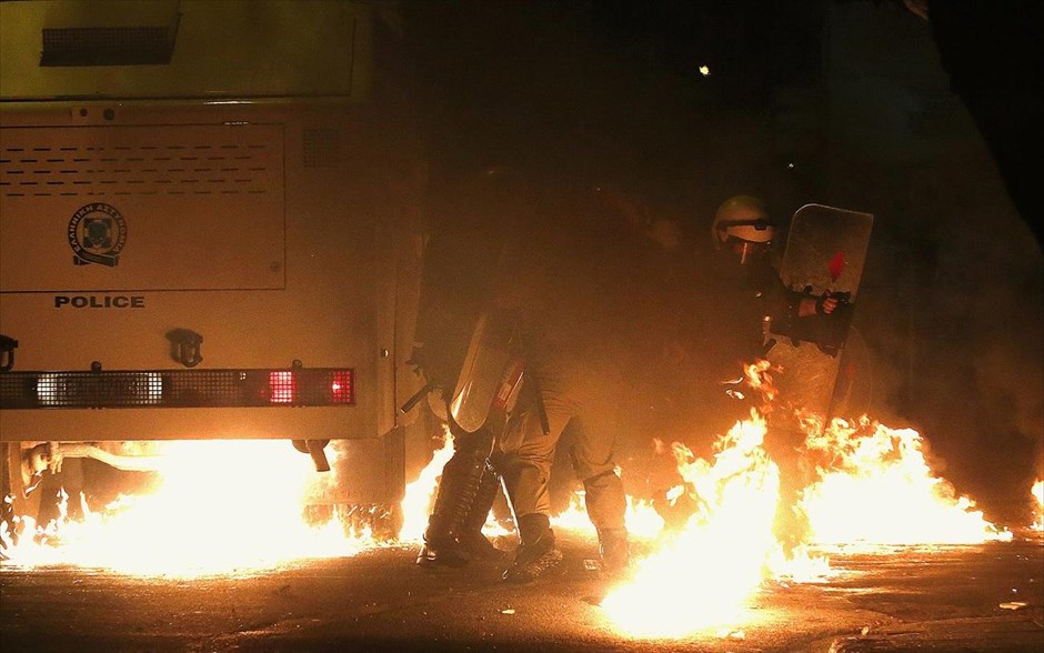 Επεισόδια στα Εξάρχεια. Άνδρες των ΜΑΤ προσπαθούν να αποφύγουν μία βόμβα μολότοφ κατά τη διάρκεια συγκρούσεων στο κέντρο της Αθήνας.