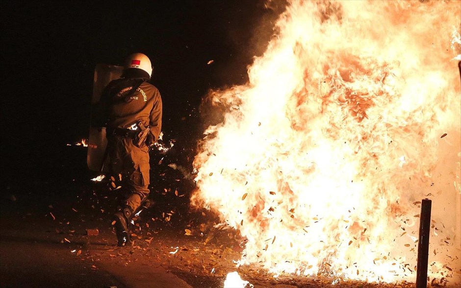 Επεισόδια στα Εξάρχεια. Άνδρες των ΜΑΤ προσπαθούν να αποφύγουν μία βόμβα μολότοφ κατά τη διάρκεια συγκρούσεων στο κέντρο της Αθήνας.