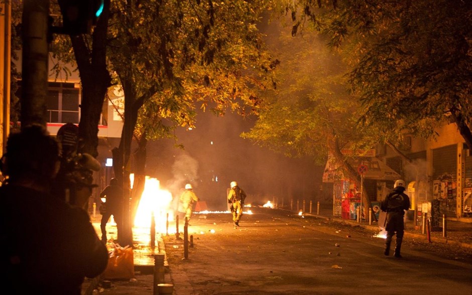Επεισόδια στα Εξάρχεια. Επεισόδια μετά το τέλος της πορείας για την επέτειο του θανάτου του Αλέξη Γρηγορόπουλου και συμπαράστασης στον φυλακισμένο απεργό πείνας Νίκο Ρωμανό.