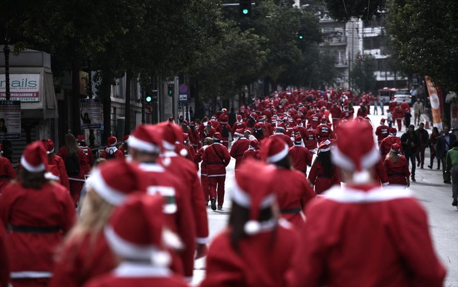 1ο Athens Santa Run. Κόσμος ντυμένος με στολές Αγίου Βασίλη συμμετέχει σε φιλανθρωπικό αγώνα δρόμου στο κέντρο της Αθήνας. Πραγματοποιήθηκε &nbsp;για πρώτη φορά στο κέντρο της Αθήνας το Santa Run, με τους συμμετέχοντες να φορούν στολές Αη βασίλη σε έναν συμβολικό αγώνα για την δημιουργία Χριστουγεννιάτικης ατμόσφαιρας στο κέντρο της Αθήνας και την ενίσχυση ενός επιλεγμένου φιλανθρωπικού φορέα.