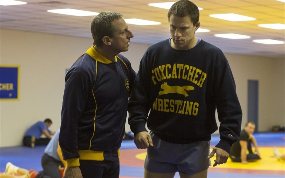  «Foxcatcher». Ο Μπένετ Μίλερ διερευνά για μια ακόμη φορά μεγάλα κοινωνικά ζητήματα μέσα από πορτρέτα αληθινών ανθρώπων, εστιάζοντας στη διαφθορά που συνοδεύει τη δύναμη και τον πλούτο στο «Foxcatcher».