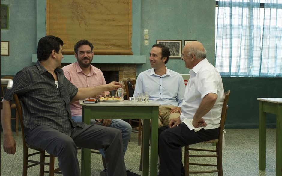  «Κοινός παρονομαστής». Υφαίνοντας μια ανθρωποκεντρική ιστορία παρεξηγήσεων και απολογισμών, η πρώτη ταινία του Σωτήρη Τσαφούλια, «Κοινός παρονομαστής», συστήνει τέσσερις&nbsp; αρχετυπικούς χαρακτήρες, που αποκαλύπτονται σταδιακά μέσα από μια συζήτηση.