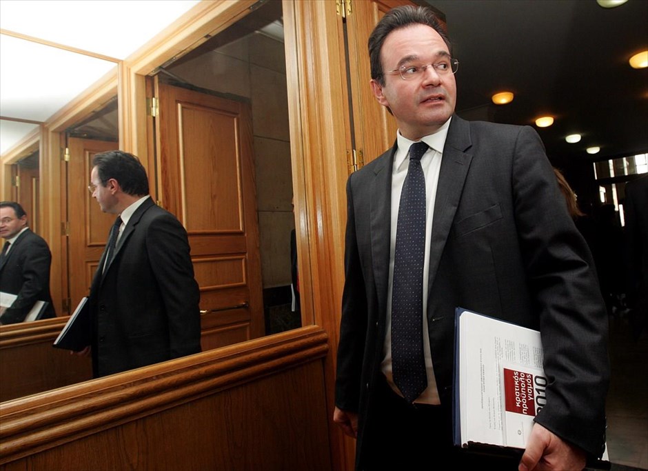 Ενώπιον του Ειδικού Δικαστηρίου παραπέμπεται ο Γιώργος Παπακωνσταντίνου. Ενώπιον του Ειδικού Δικαστηρίου παραπέμπεται να δικαστεί ο πρώην υπουργός Οικονομικών Γιώργος Παπακωνσταντίνου, που κατηγορείται για τα αδικήματα της νόθευσης εγγράφου και της απόπειρας απιστίας σε βάρος του Δημοσίου, για την υπόθεση της λίστας Λαγκάρντ. Με βούλευμα του δικαστικού συμβουλίου του Αρείου Πάγου, με ψήφους 4-1, ο πρώην υπουργός απαλλάσσεται από το αδίκημα της παράβασης καθήκοντος.