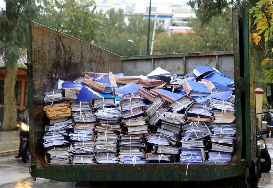 Φορτηγό γεμάτο δικογραφίες. Φορτηγό στα Δικαστήρια της πρώην σχολής Ευελπίδων μεταφέρει φακέλους με δικογραφίες.