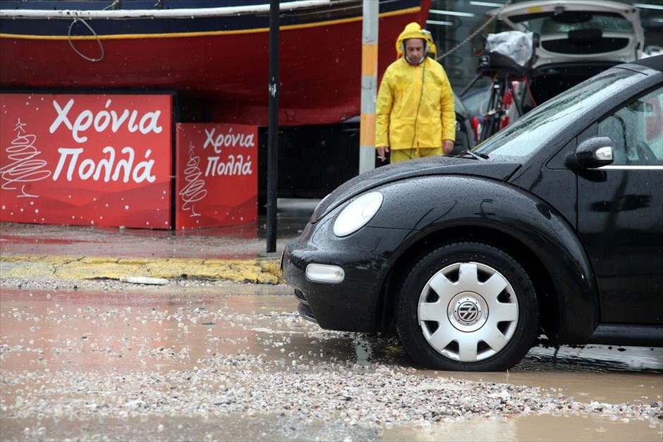 Καθίζηση οδοστρώματος στο Ίλιον. Καθίζηση του οδοστρώματος σημειώθηκε στο Ίλιον, λόγω της ισχυρής βροχόπτωσης.